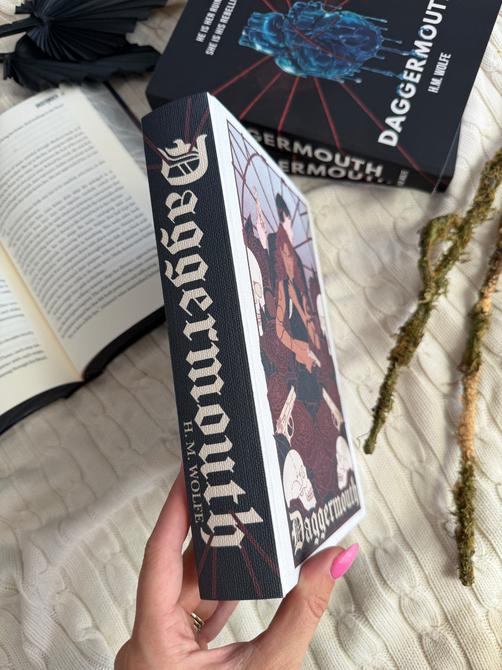 Daggermouth by H.M. Wolf ft art by Bindrebindery